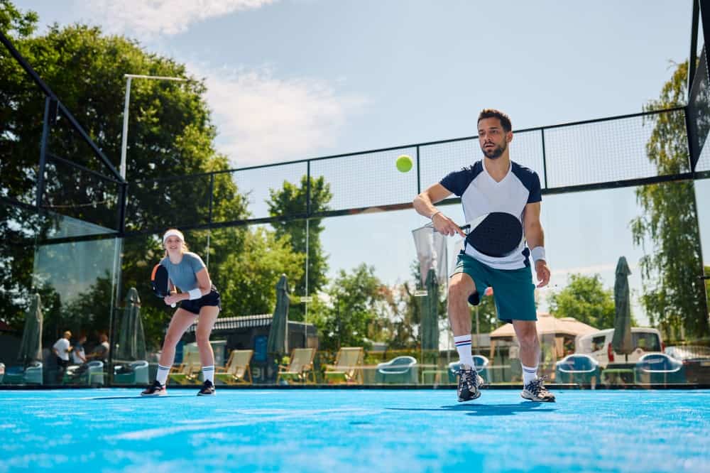 Backhand volley padel