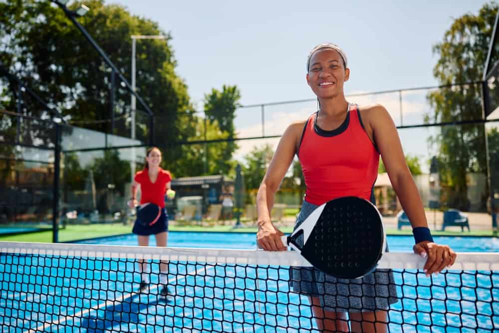 Mag je bij padel met je racket over het net